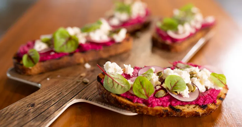 Tartine de hummus aux betteraves
