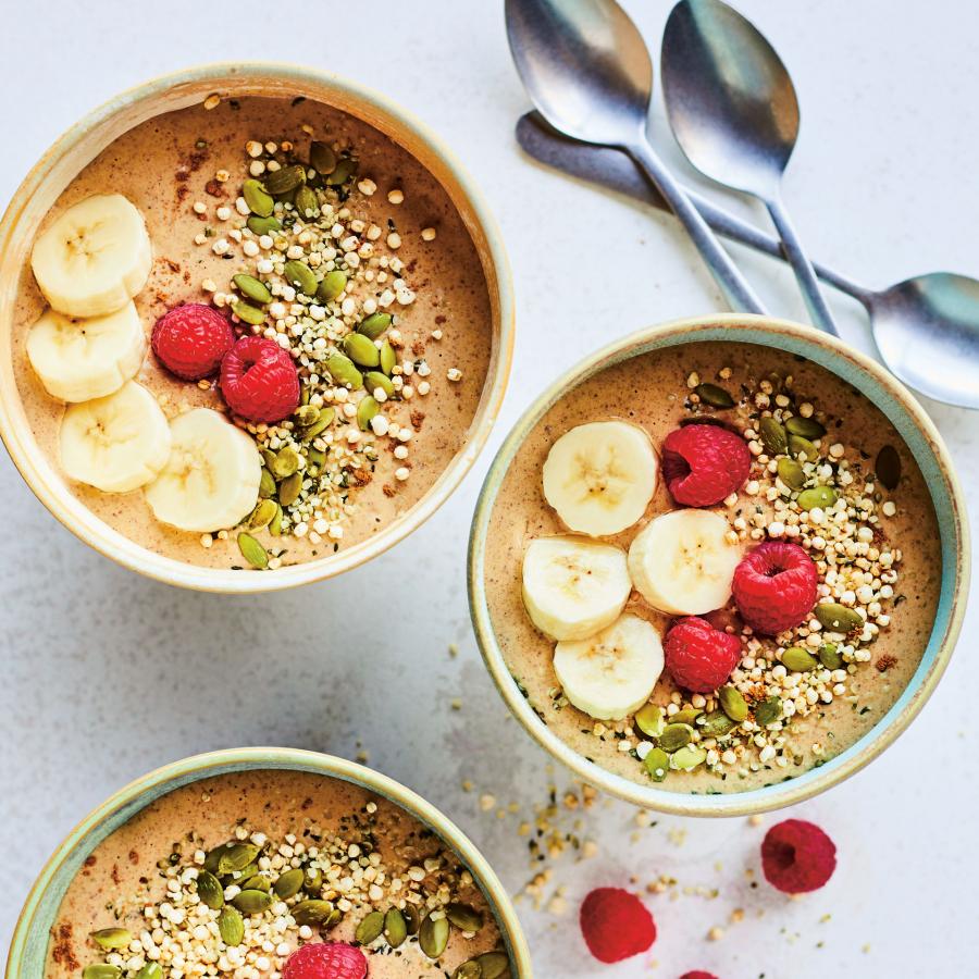Bol-déjeuner au beurre d’amandes et aux dattes