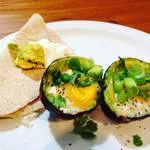 Oeufs cuits dans l'avocat