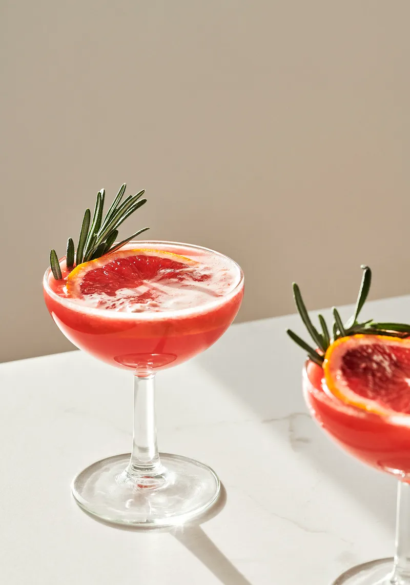 Mocktail à l’orange sanguine & au romarin