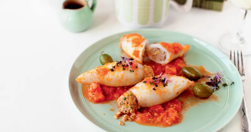 Calmars farcis à la viande en sauce tomate