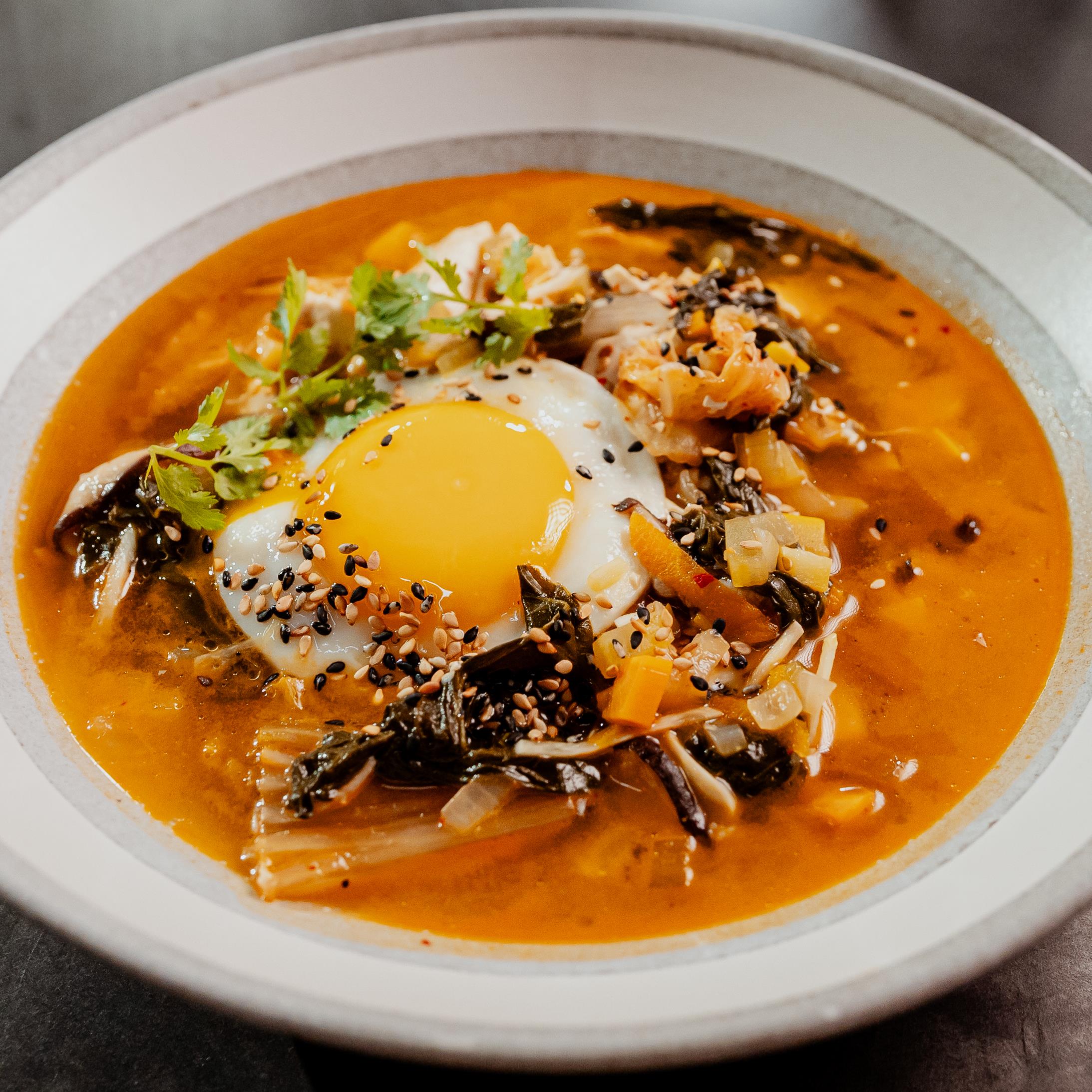Soupe végétarienne au kimchi, au tofu et aux œufs