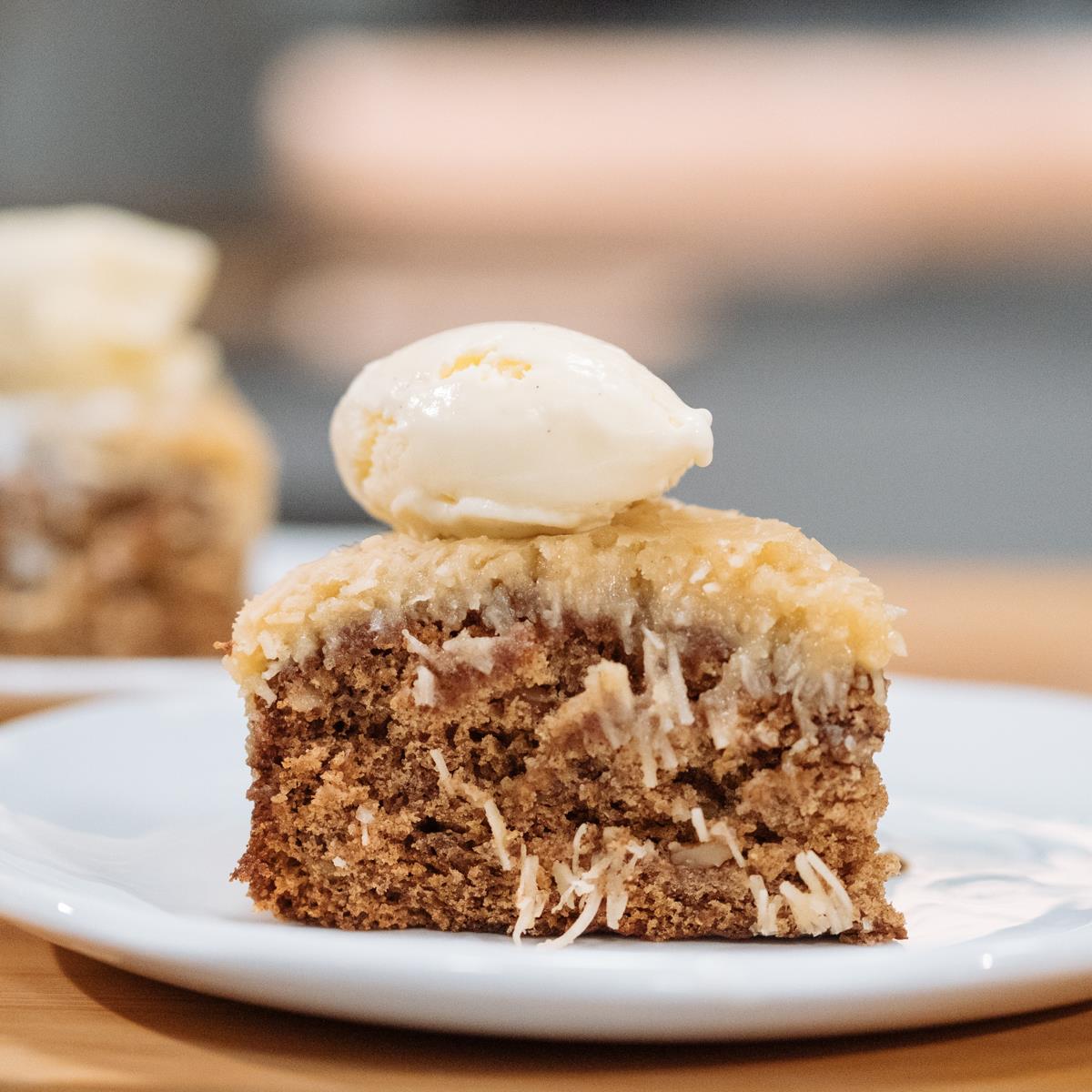Gâteau Reine-Élisabeth, glace ananas-vanille, tuile coco
