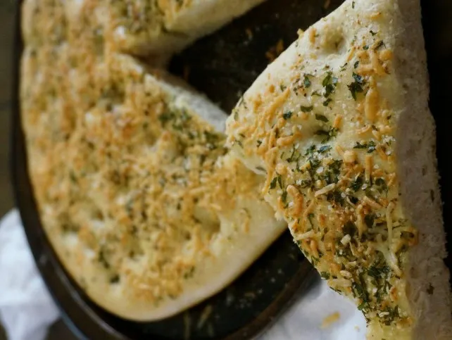 Pain focaccia à l&rsquo;ail et au fromage