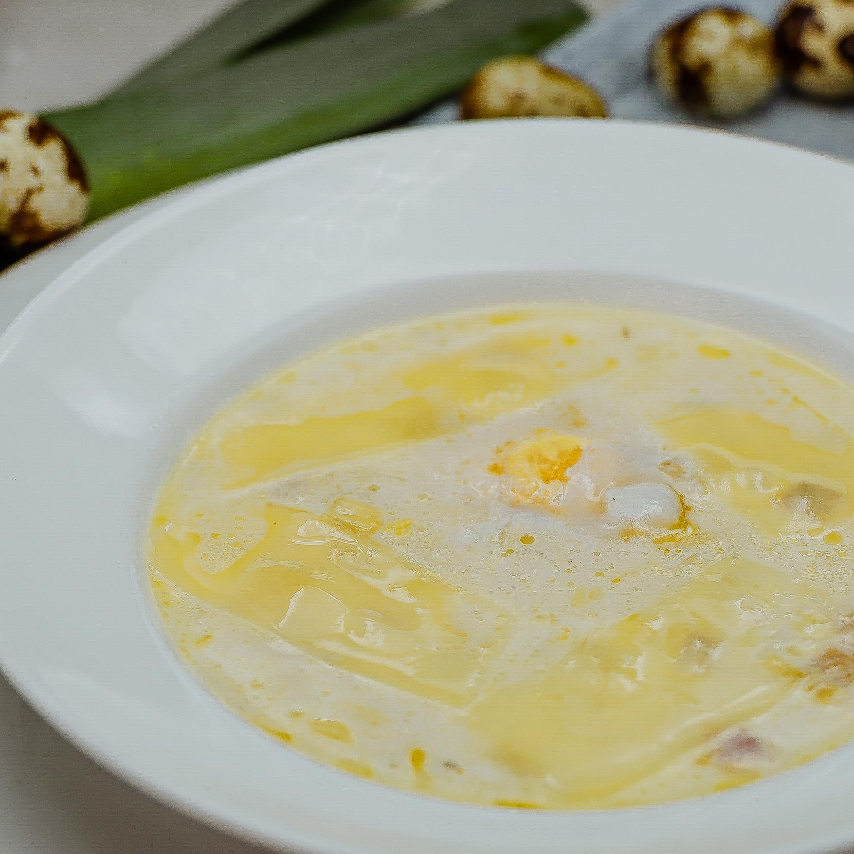 Soupe aux poireaux parfumée à la truffe et garnie d’un œuf de caille rôti