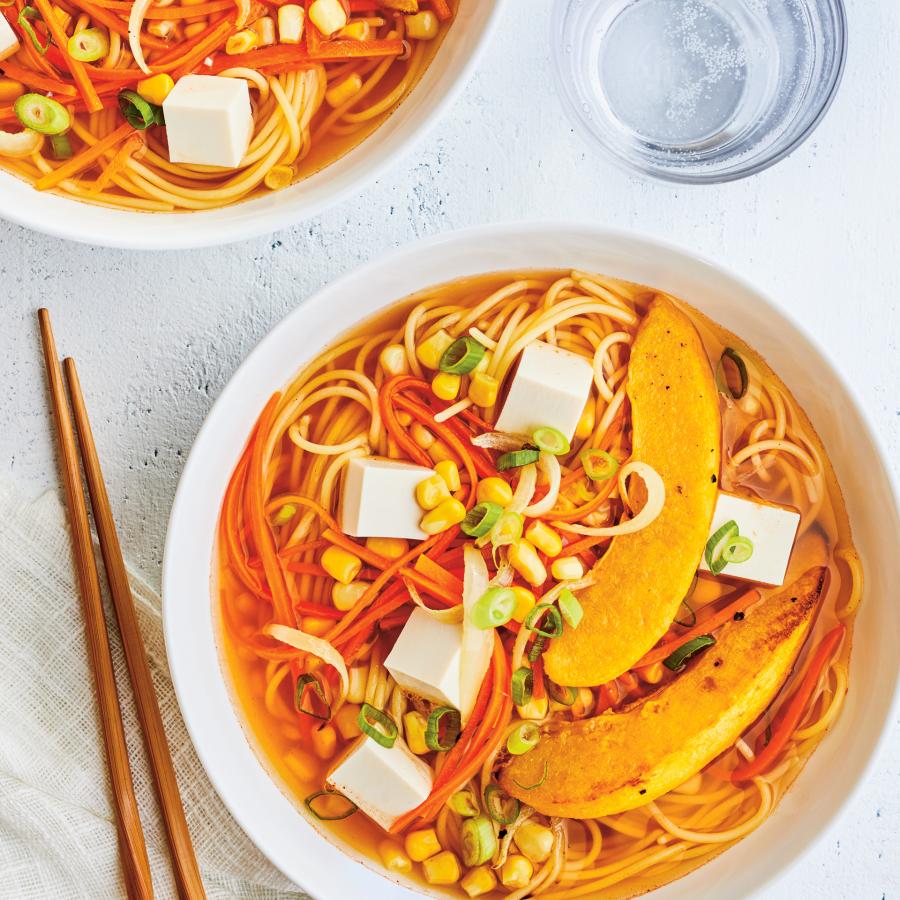 Soupe-repas aux nouilles, à la courge et au tofu