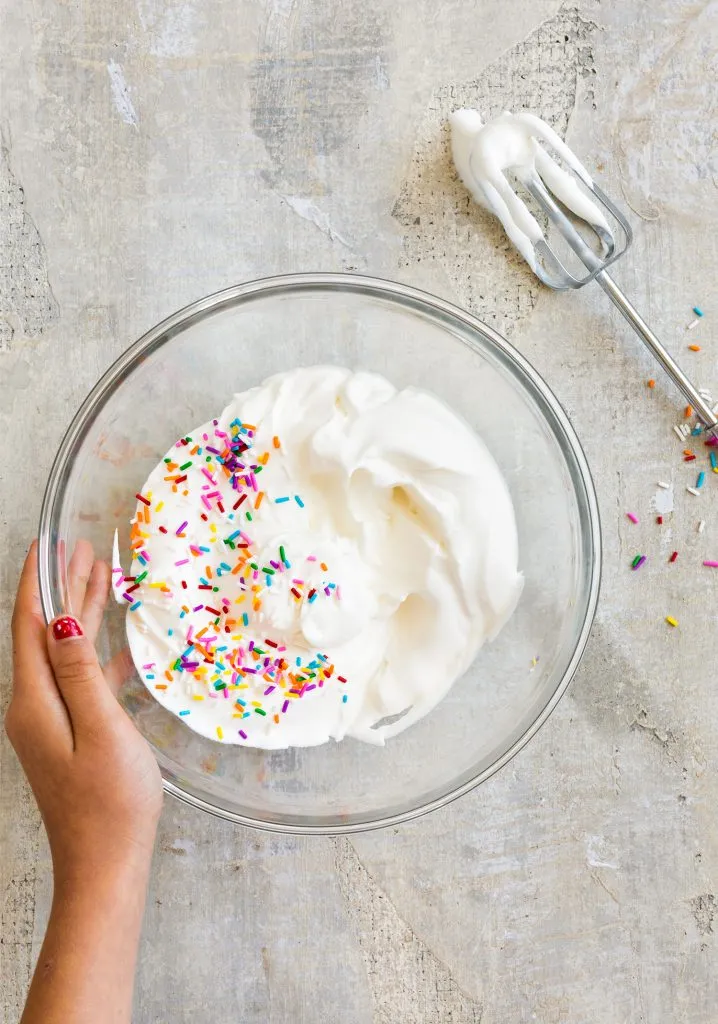 Crème chantilly aux confettis (pour les anniversaires)