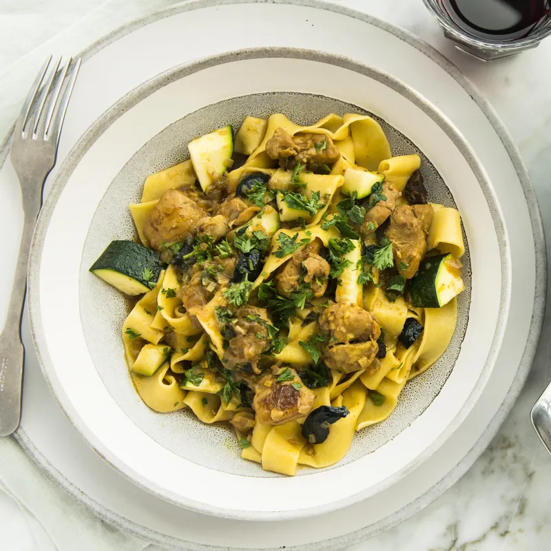 Tagliatelles au poulet, aux olives et au citron confit