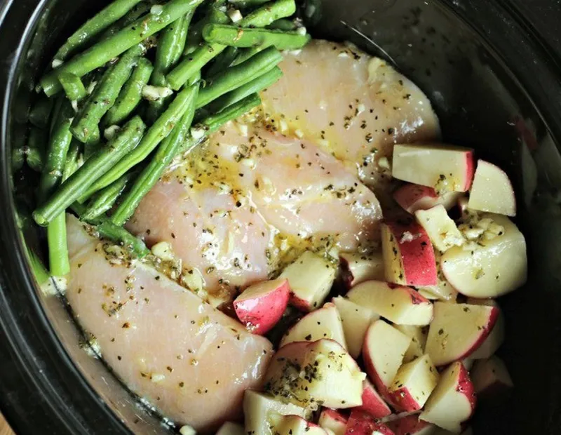 Poulet, patates et fèves vertes dans la mijoteuse