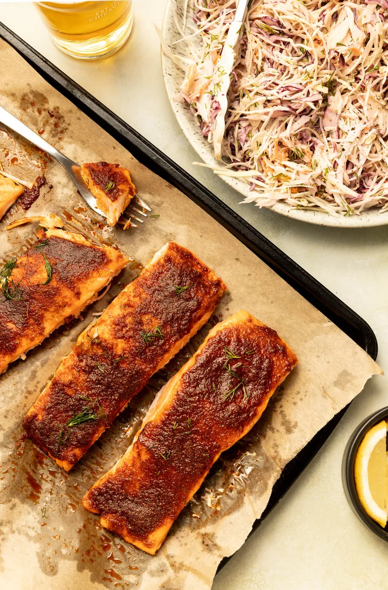 Saumon aux épices BBQ et salade de chou à l’aneth