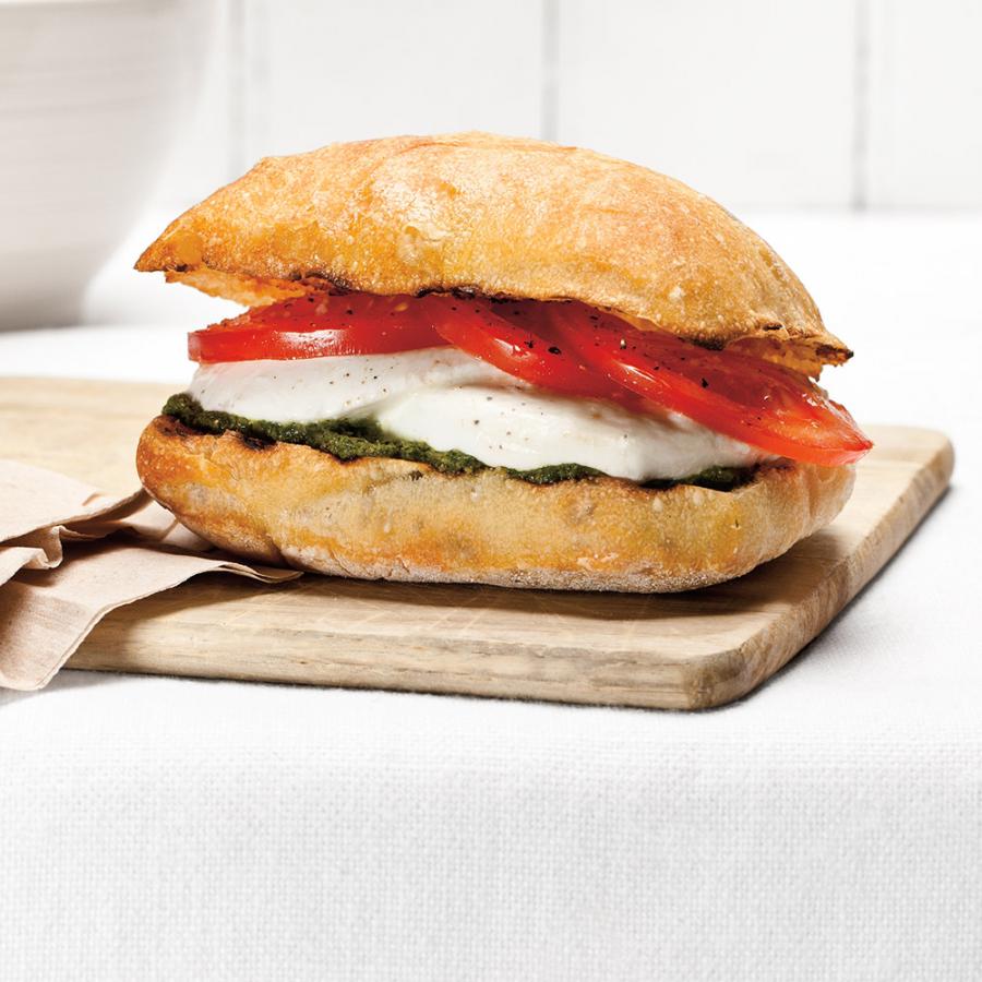 Sandwich aux tomates et au pesto