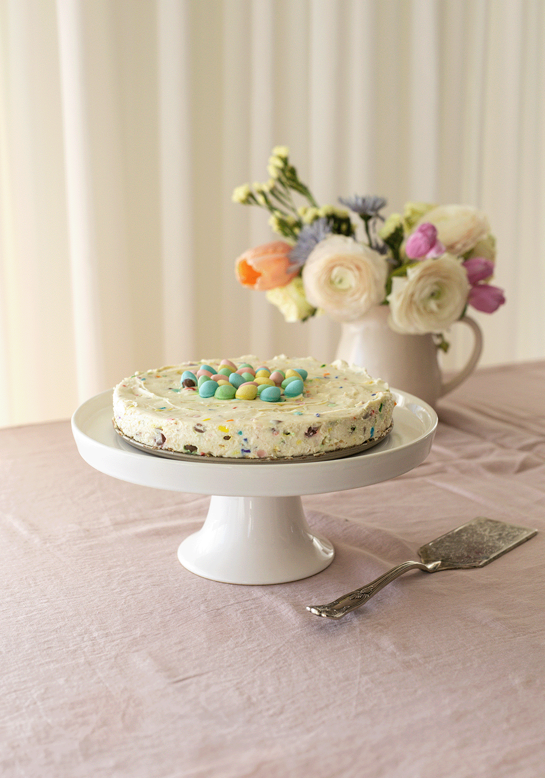GÂTEAU AU FROMAGE AUX MINI EGGS SANS CUISSON