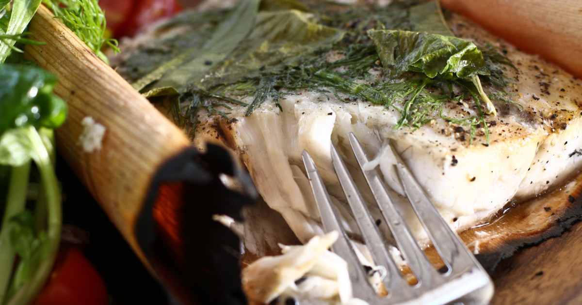 Barramundi aux herbes sauvages, grillé au niaouli