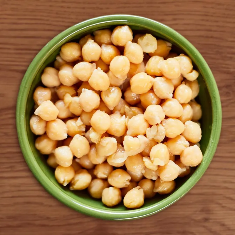 Blanc de volaille poché, salade de pois chiches pimentée