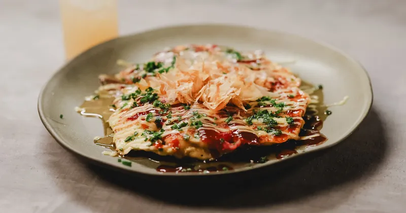 Okonomiyaki, bacon, sauce à l’érable, mayonnaise japonaise et bonite