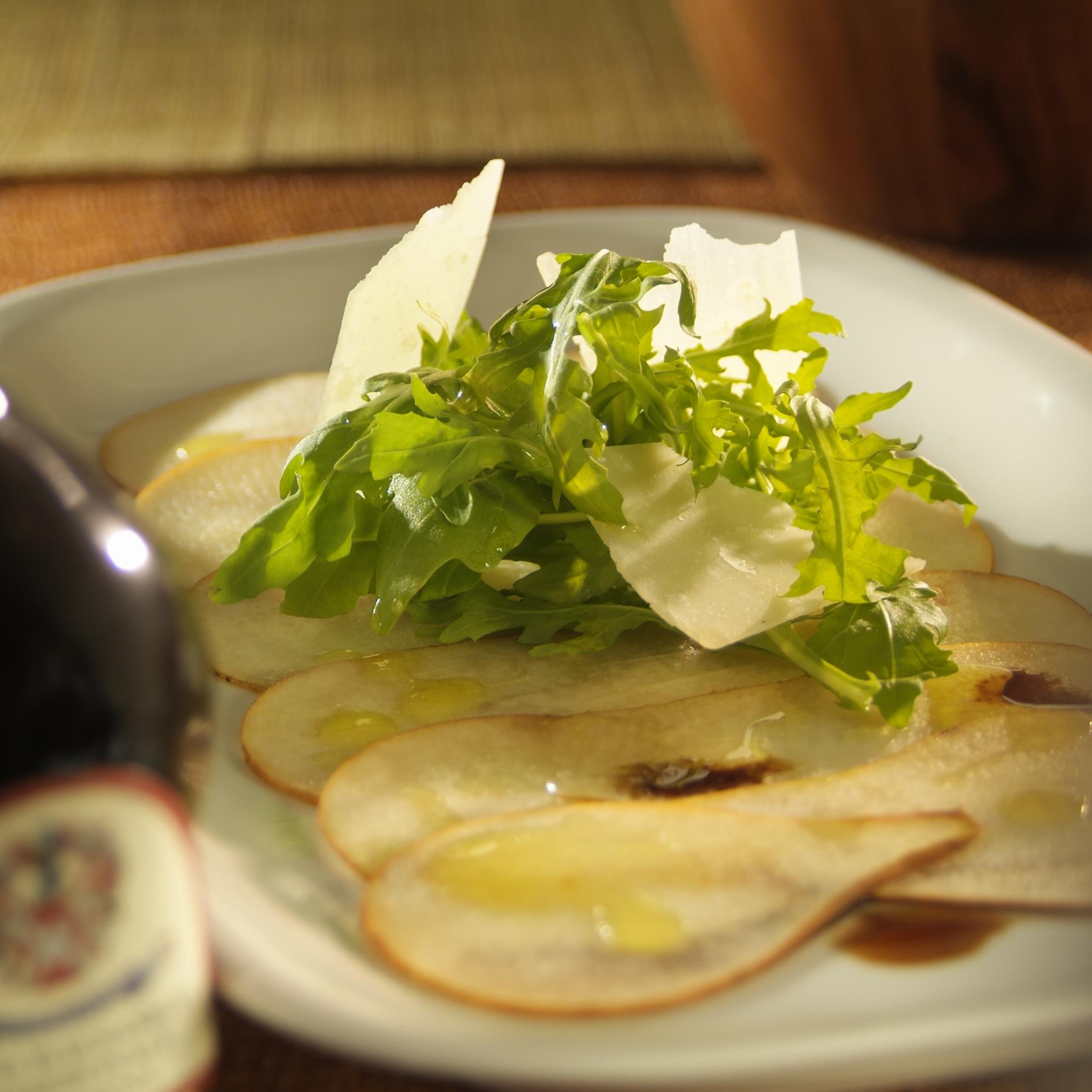 Carpaccio de poires bosc, salade de roquette