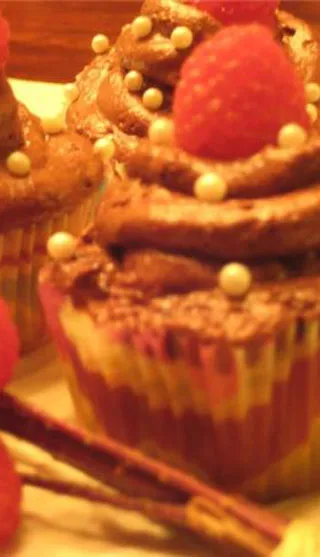 Cupcakes, mousse au chocolat et framboises