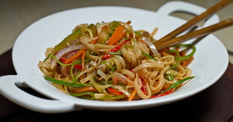 Nouilles et légumes sautés au miso d’orge
