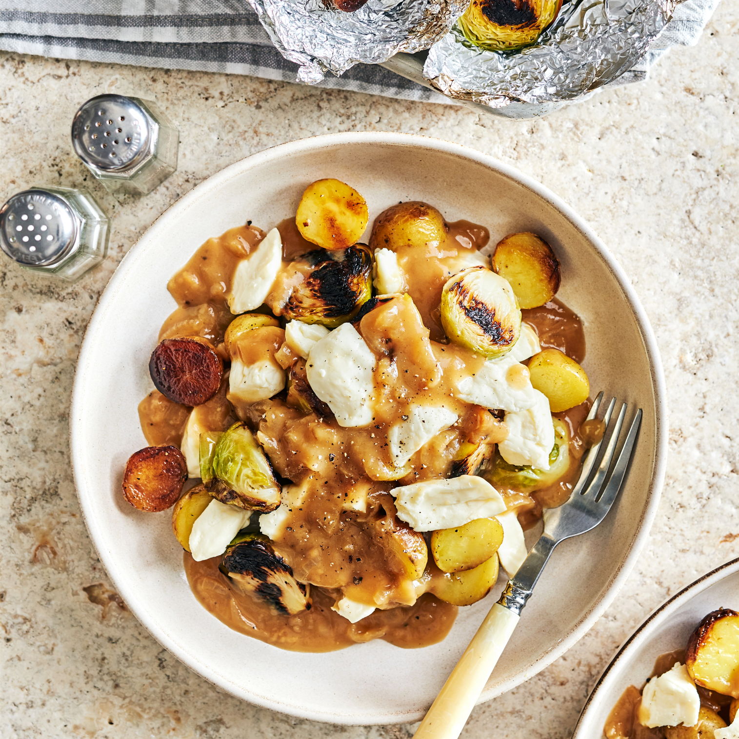 Poutine aux pommes de terre grelots et aux choux de Bruxelles