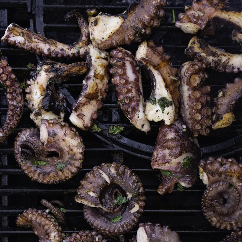 Pieuvre grillée sur le feu de camp