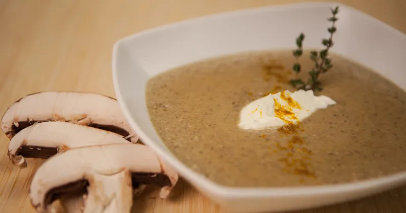 Crème de portobello à la poudre de curry