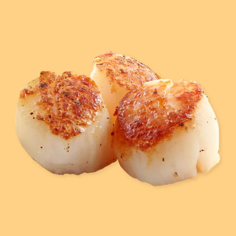 Pétoncles grillés aux pommes, betterave et mousseline de fromage de brebis