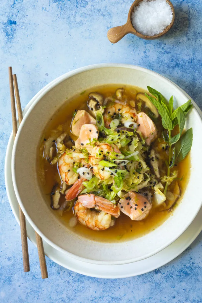 Soupe miso rapide aux crevettes et au saumon