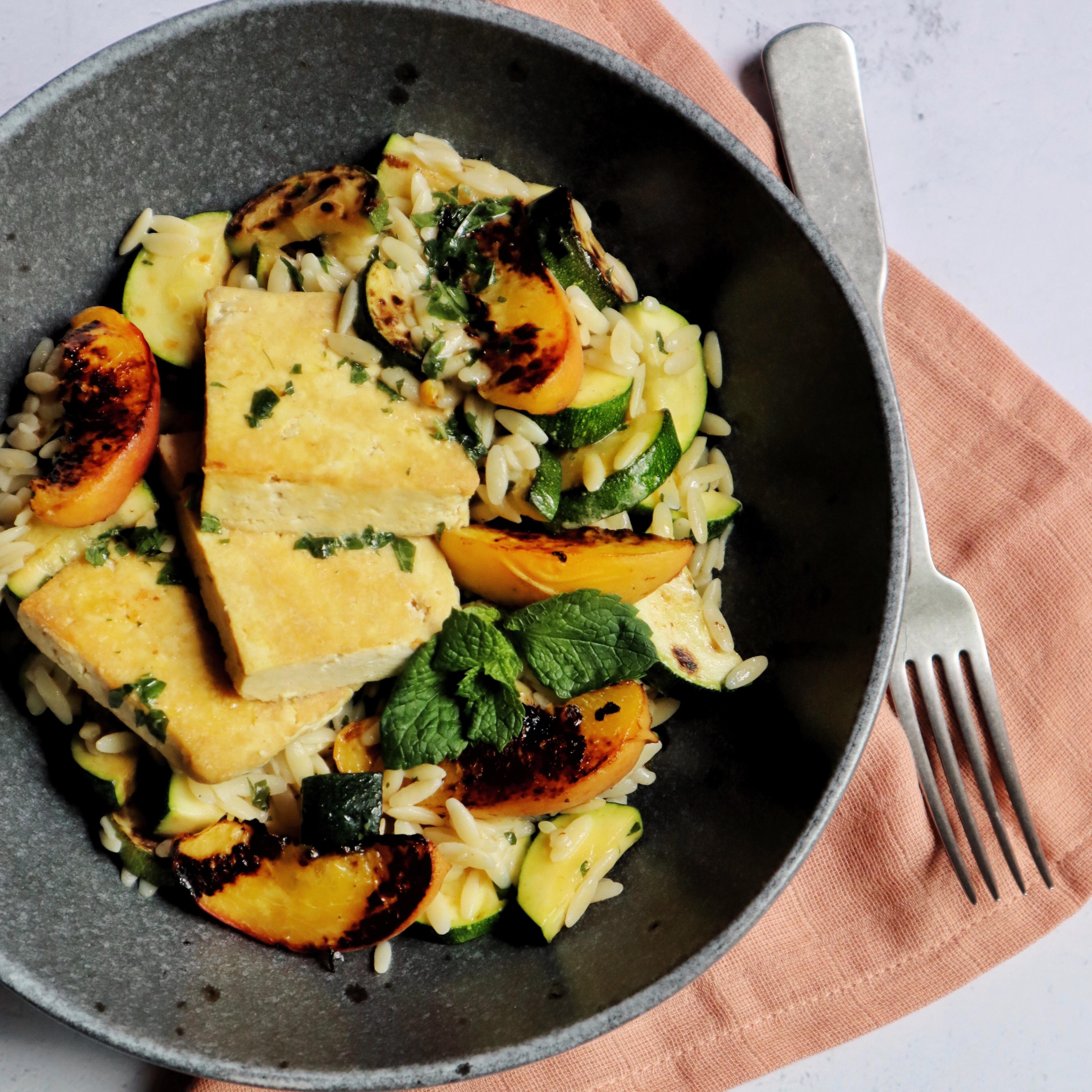 Salade tiède d’orzo, pêches et « halloounie »