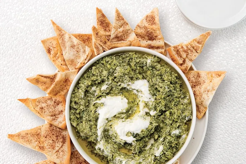 Trempette aux épinards et au yogourt, croustilles de pita