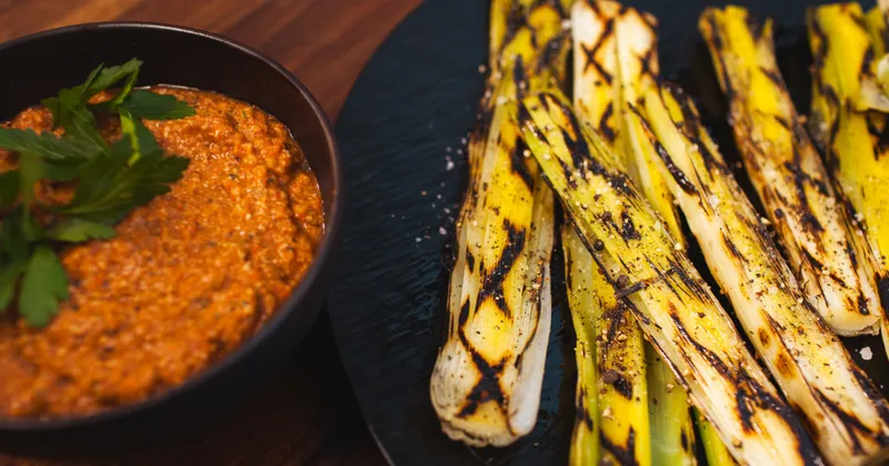 Poireaux grillés à la sauce Romesco