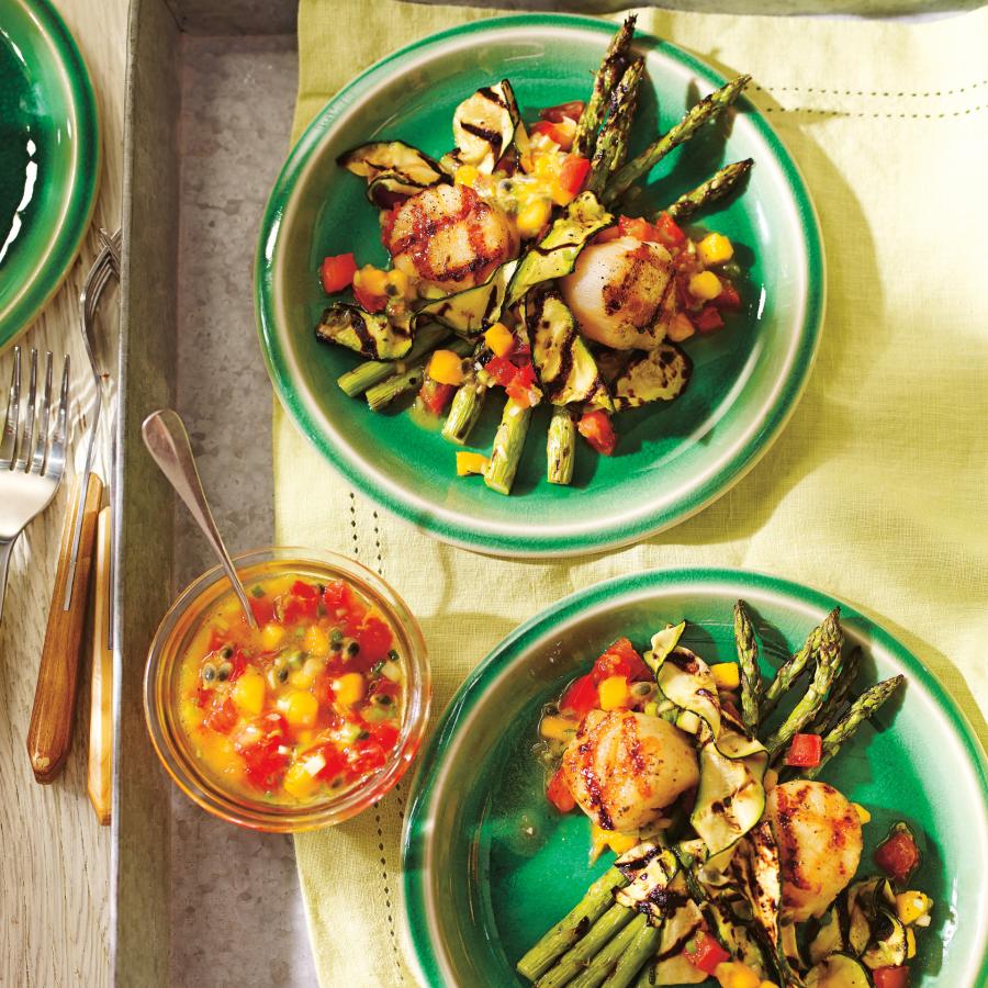 Pétoncles et légumes grillés avec salsa de mangue et de fruit de la passion