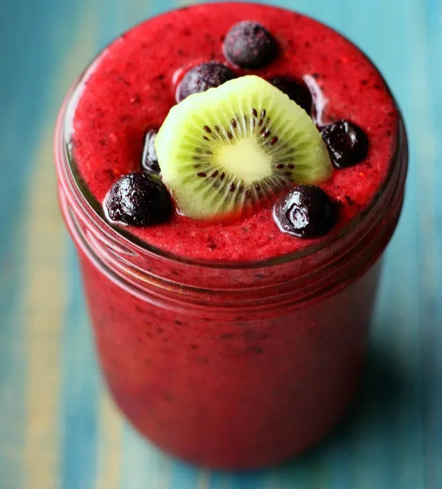 Smoothie aux triples baies et kiwi