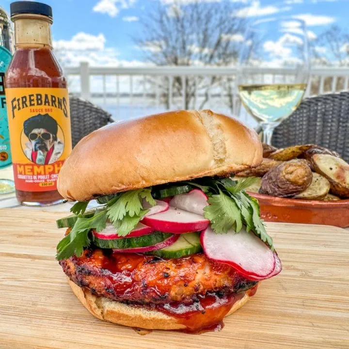 Burger de saumon laqué à la sauce Memphis