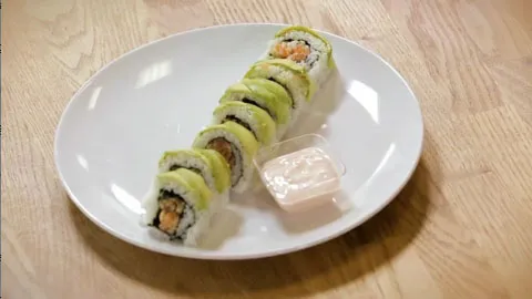 Maki inversé au tartare de saumon et maquereau fumé
