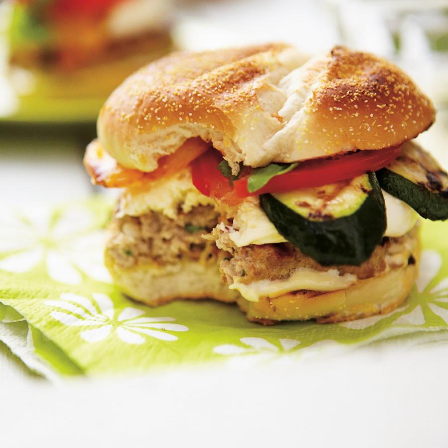 Burgers de veau à la mozzarella fraîche et aux légumes