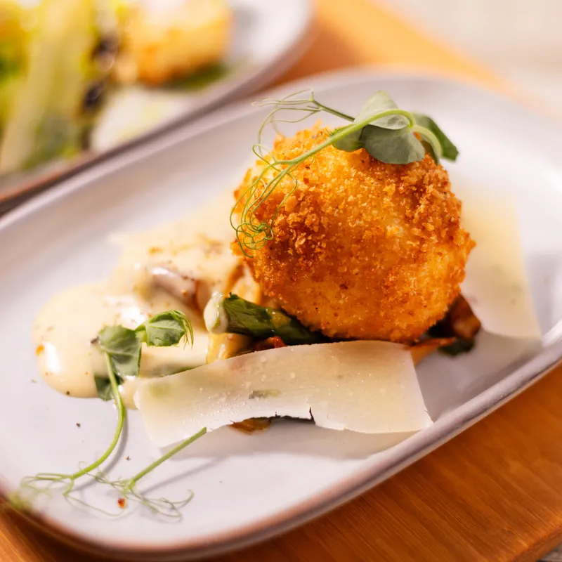 Œufs frits, tombée d’asperges aux champignons et sauce au fromage