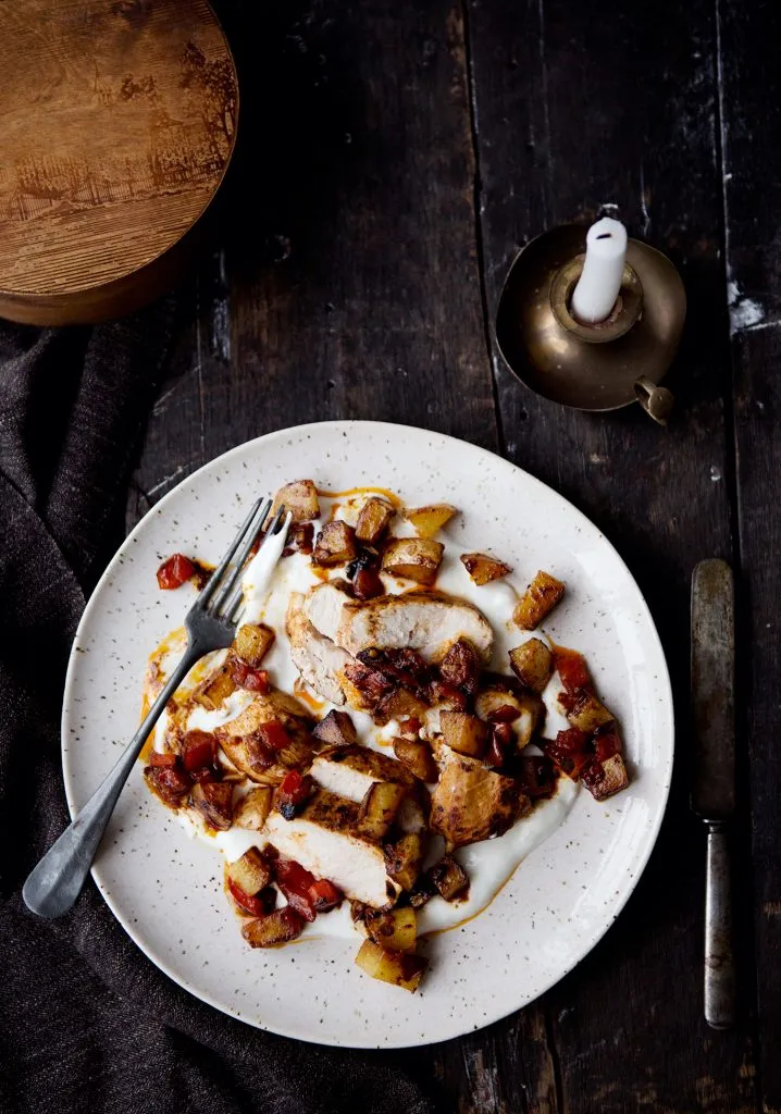 Poulet mariné, tomates, pommes de terre & yogourt