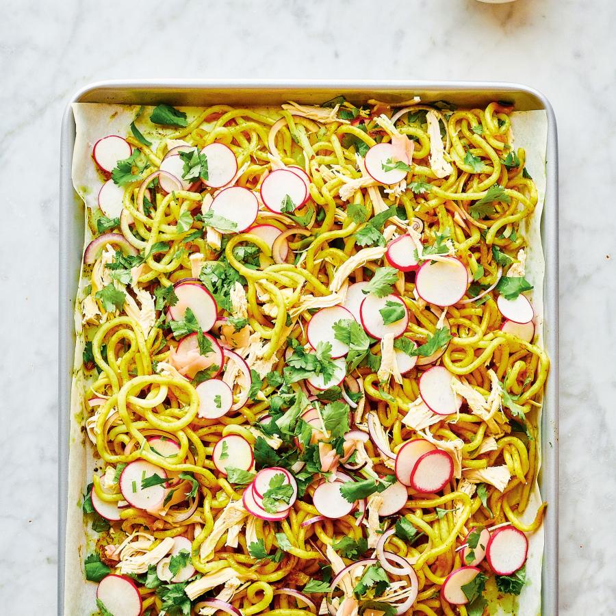 Nouilles udon au poulet et oignons rôtis au cari