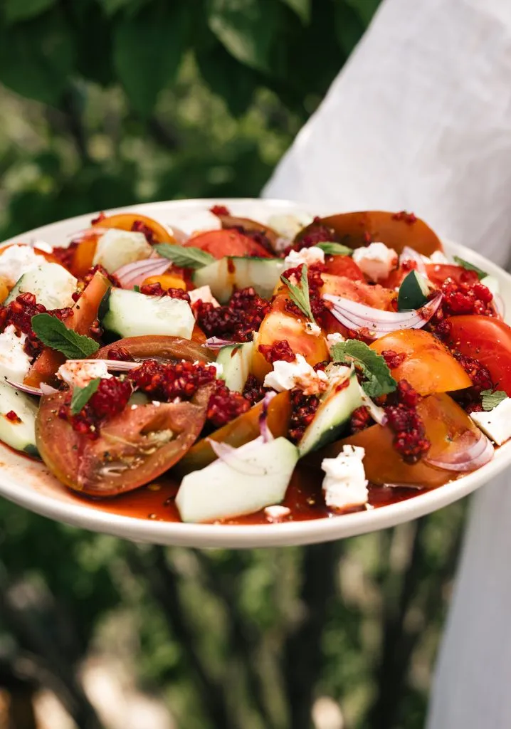 Assiette de tomates, concombre, féta & écrasé de framboises