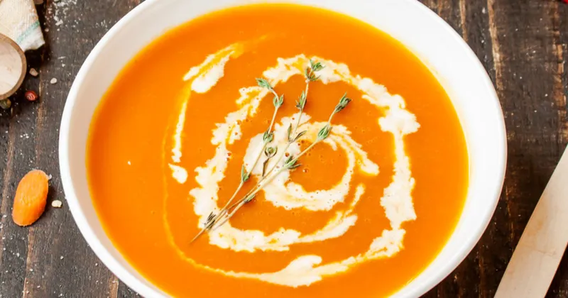 Potage aux carottes, pommes et gingembre