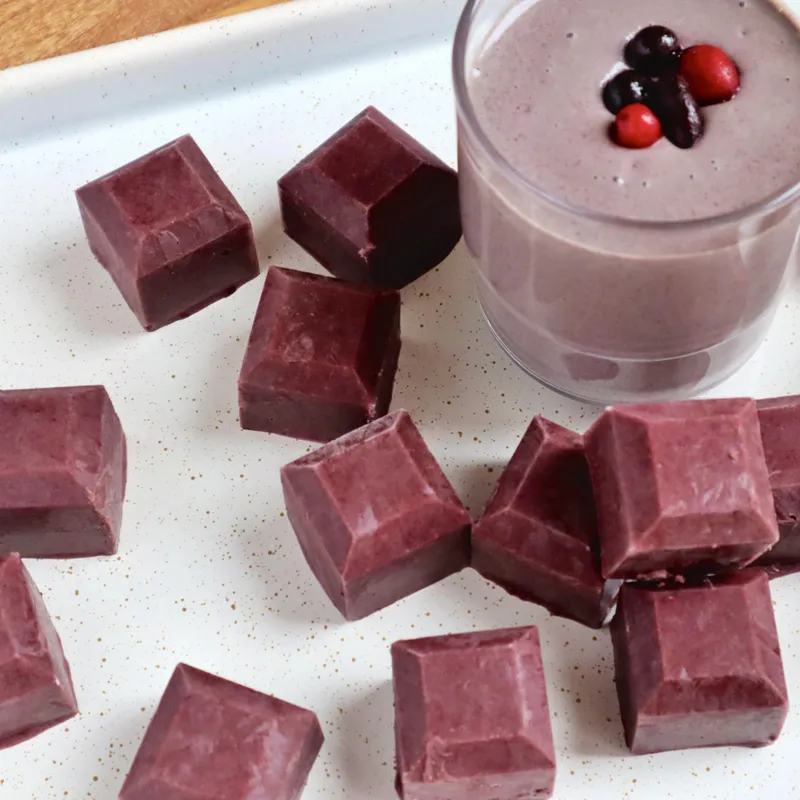 Cubes de smoothie aux petits fruits et épinards