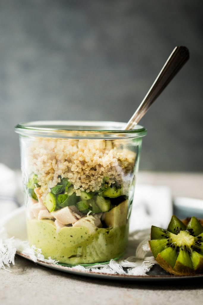 Salade en pot poulet, quinoa et kiwis