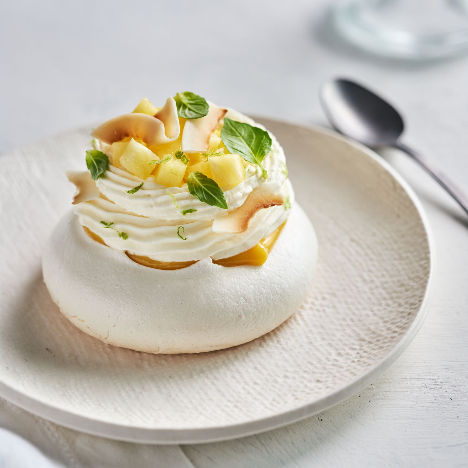 Pavlovas, crémeux au fruit de la passion, ananas, coco et basilic