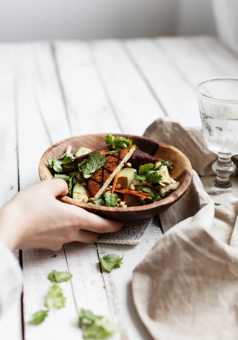 Salade de légumes, tofu au barbecue & sauce au balsamique