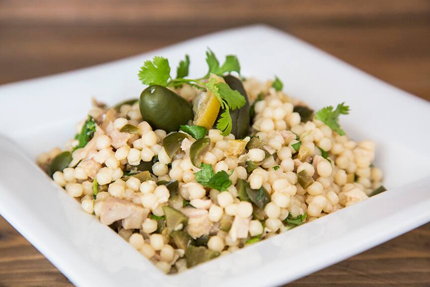 Couscous israélien au poulet, olives et citron confit