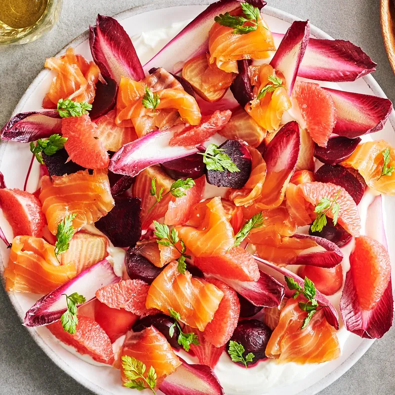 Salade de gravlax de saumon, de pamplemousse et de betteraves