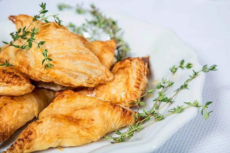 Chaussons aux poires, miel, chèvre et thym