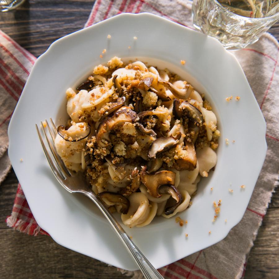 Orecchiettes aux haricots, poêlée de champignons et chapelure à l’huile d’olive (orecchiette con fave, funghi e mollica di pane)