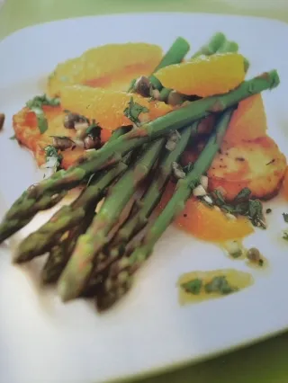 Salade d'asperges, d'oranges et de fromage Halloumi