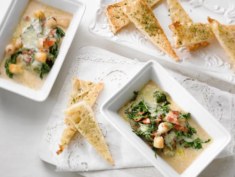 Trempette chaude aux pétoncles, au bacon et à la roquette